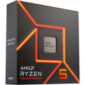Boîte du processeur AMD Ryzen 5 7600X – vue de trois quarts côté gauche sur fond blanc