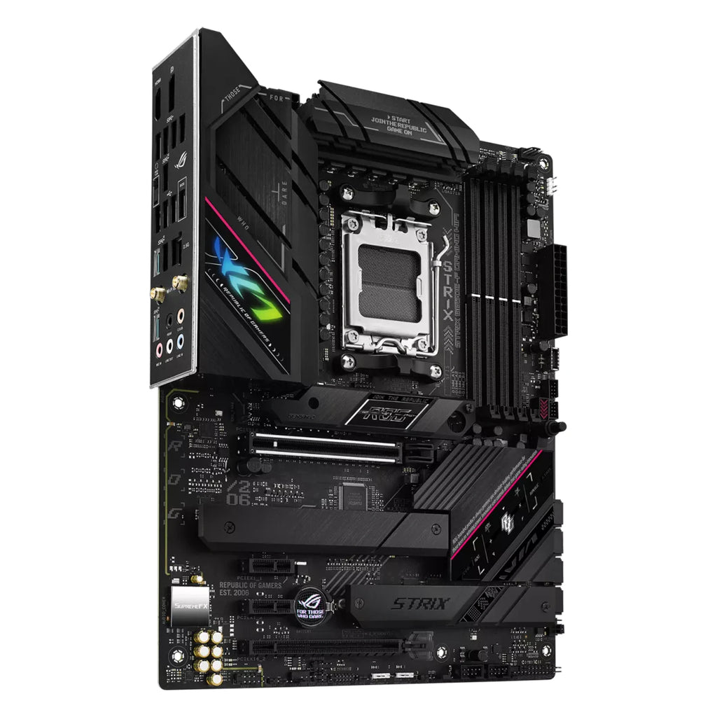 ASUS ROG STRIX B650E-F GAMING WIFI — vue en perspective sur fond blanc carré — réf. 90MB1BQ0-M0EAY0