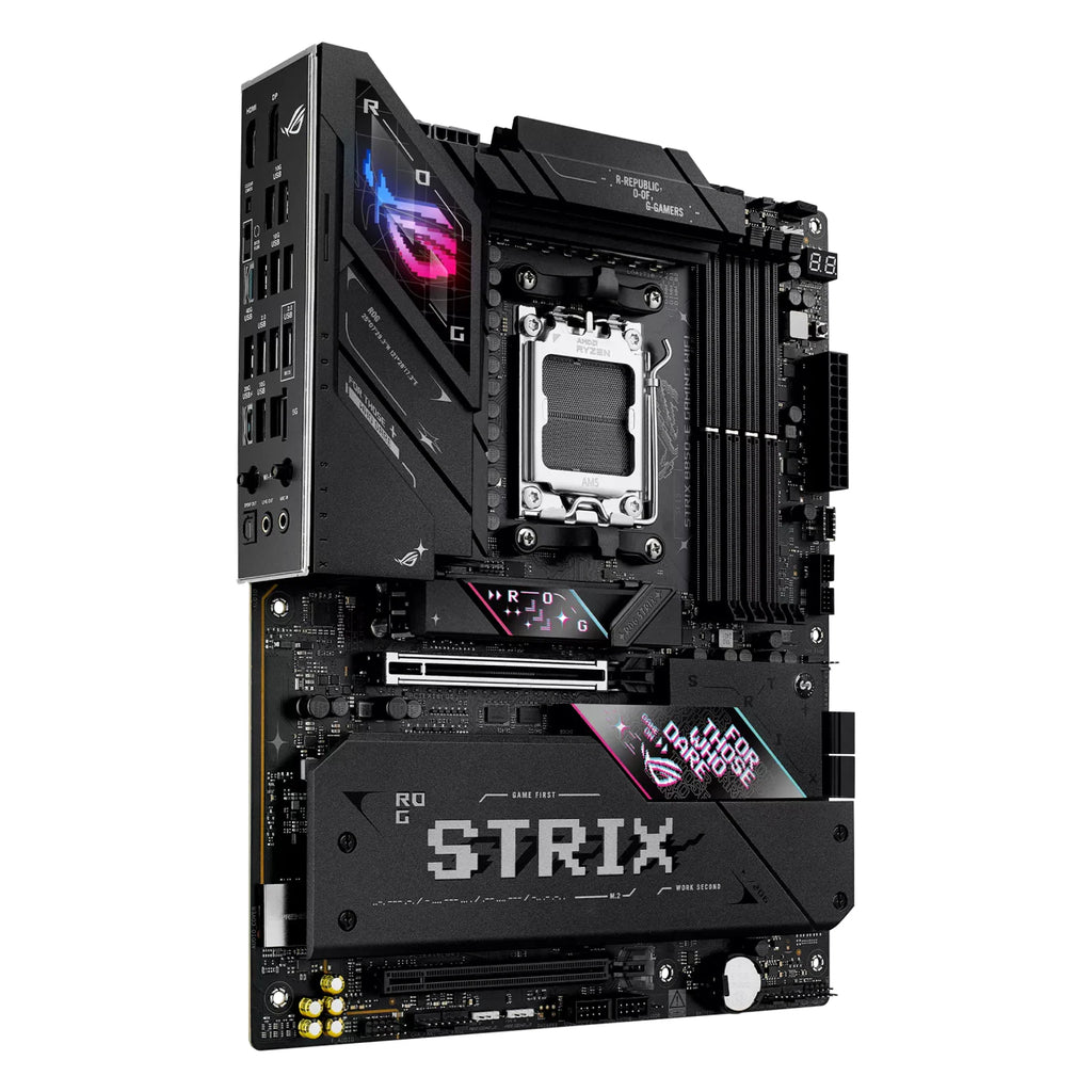 ASUS ROG STRIX B850-E GAMING WIFI — vue en perspective à 45 degrés sur fond blanc carré — réf. 90MB1J60-M0EAY0