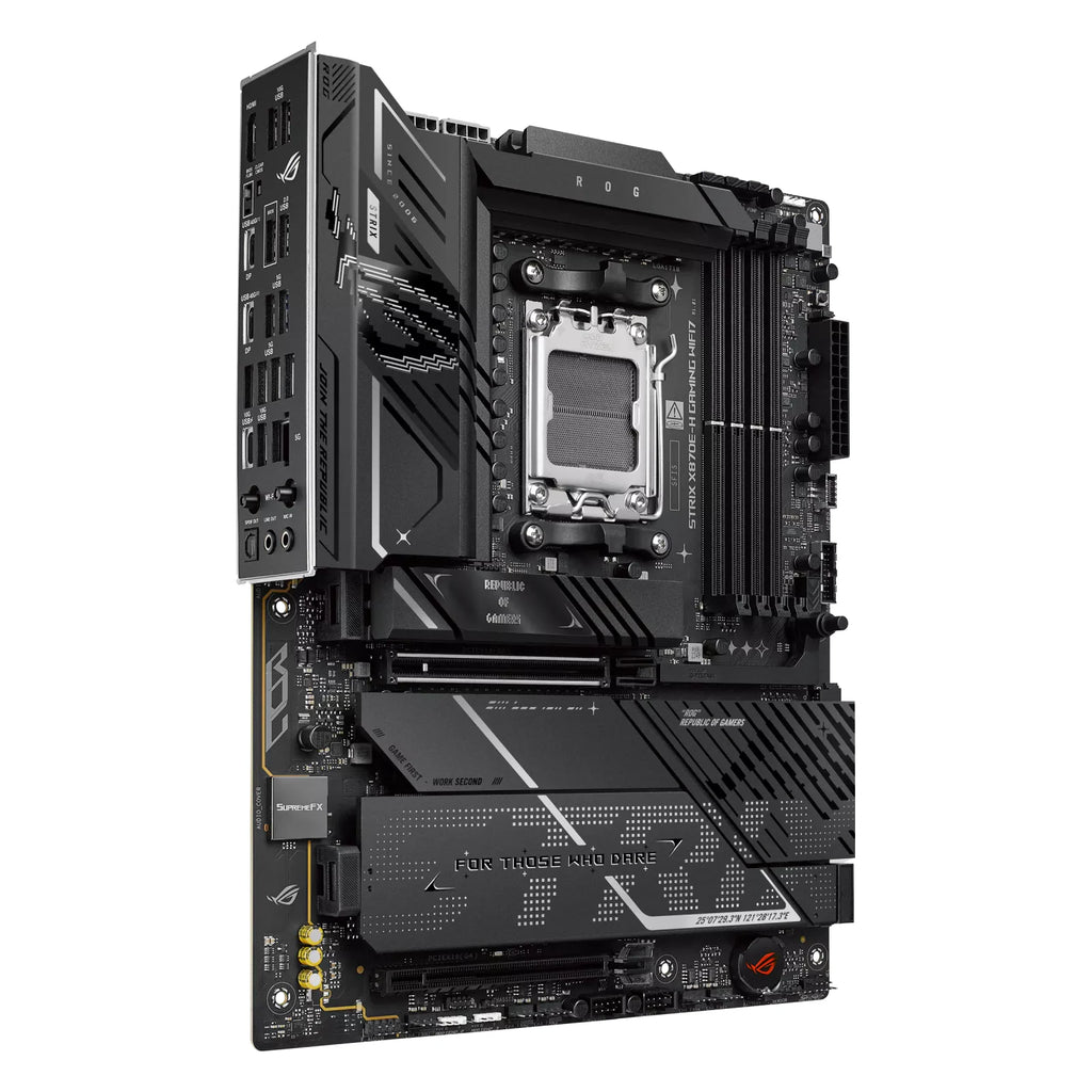 ASUS ROG STRIX X870E-H GAMING WIFI7 — vue en perspective à 45 degrés sur fond blanc carré — réf. 90MB1M90-M0EAY0