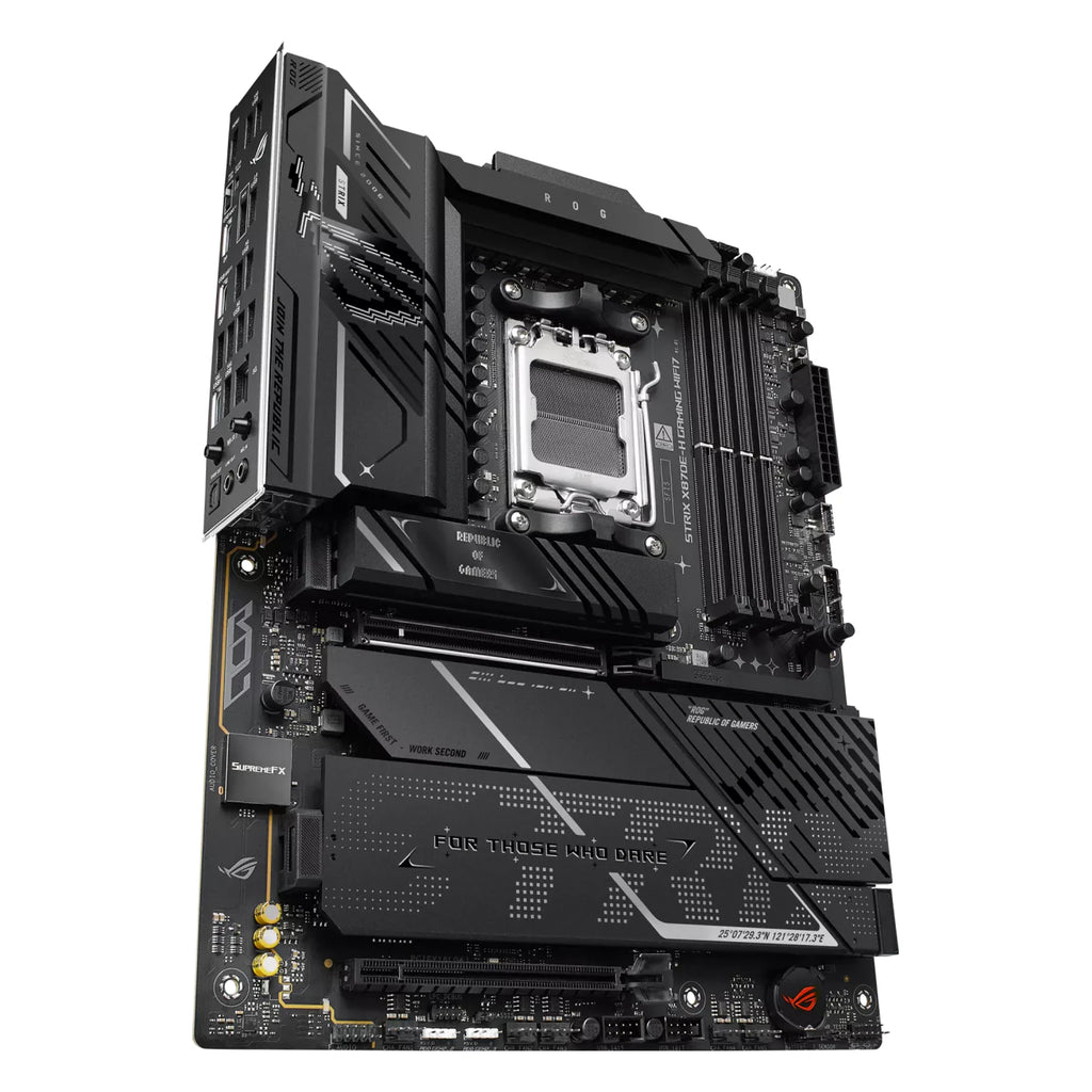 ASUS ROG STRIX X870E-H GAMING WIFI7 — vue en perspective à 45 degrés sur fond blanc carré — réf. 90MB1M90-M0EAY0