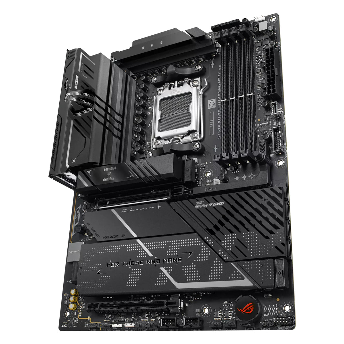 ASUS ROG STRIX X870E-H GAMING WIFI7 — vue en perspective à 45 degrés sur fond blanc carré — réf. 90MB1M90-M0EAY0