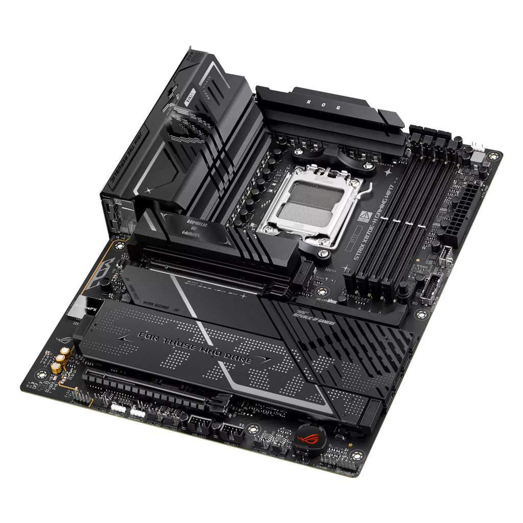 ASUS ROG STRIX X870E-H GAMING WIFI7 — vue en perspective à 45 degrés sur fond blanc carré — réf. 90MB1M90-M0EAY0