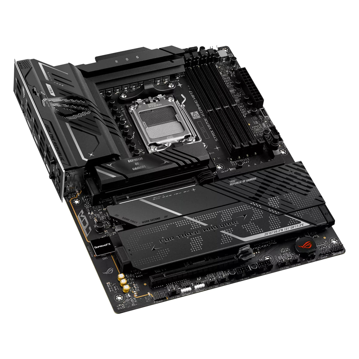 ASUS ROG STRIX X870E-H GAMING WIFI7 — vue en perspective à 45 degrés sur fond blanc carré — réf. 90MB1M90-M0EAY0