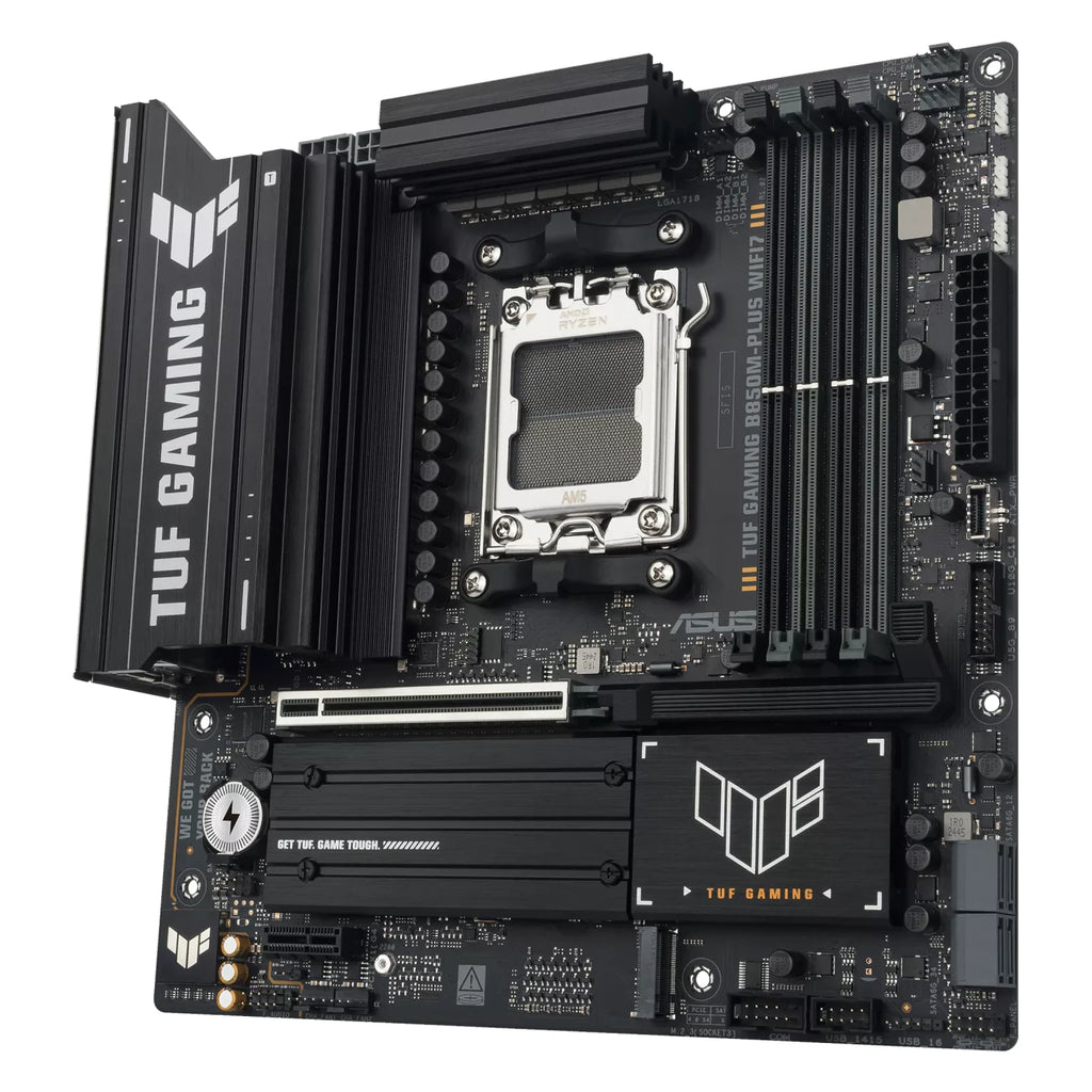 ASUS TUF GAMING B850M-PLUS WIFI7 — vue en perspective à 60 degrés sur fond blanc carré — réf. 90MB1MU0-M0EAY0