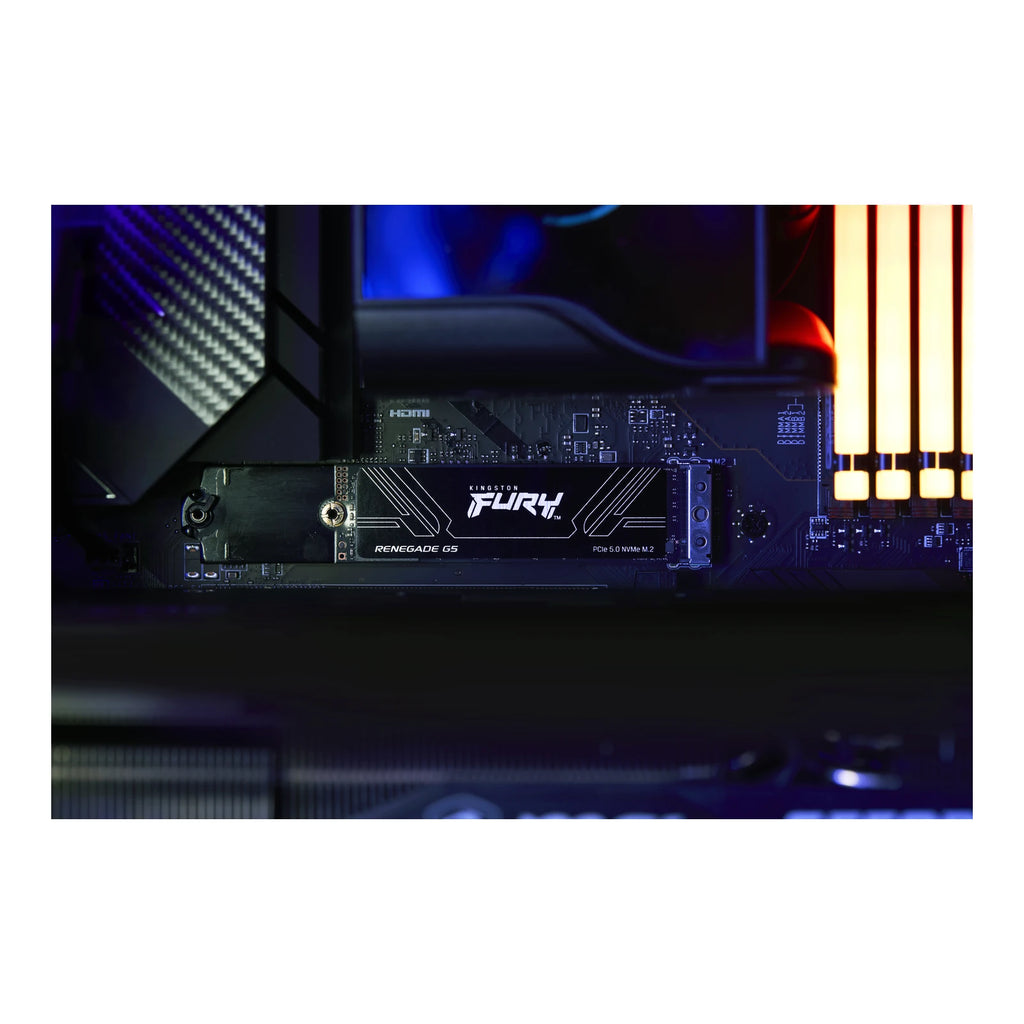 Kingston FURY Renegade G5 1 To — mise en situation 8 du SSD sur fond blanc carré — réf. SFYR2S/1T0