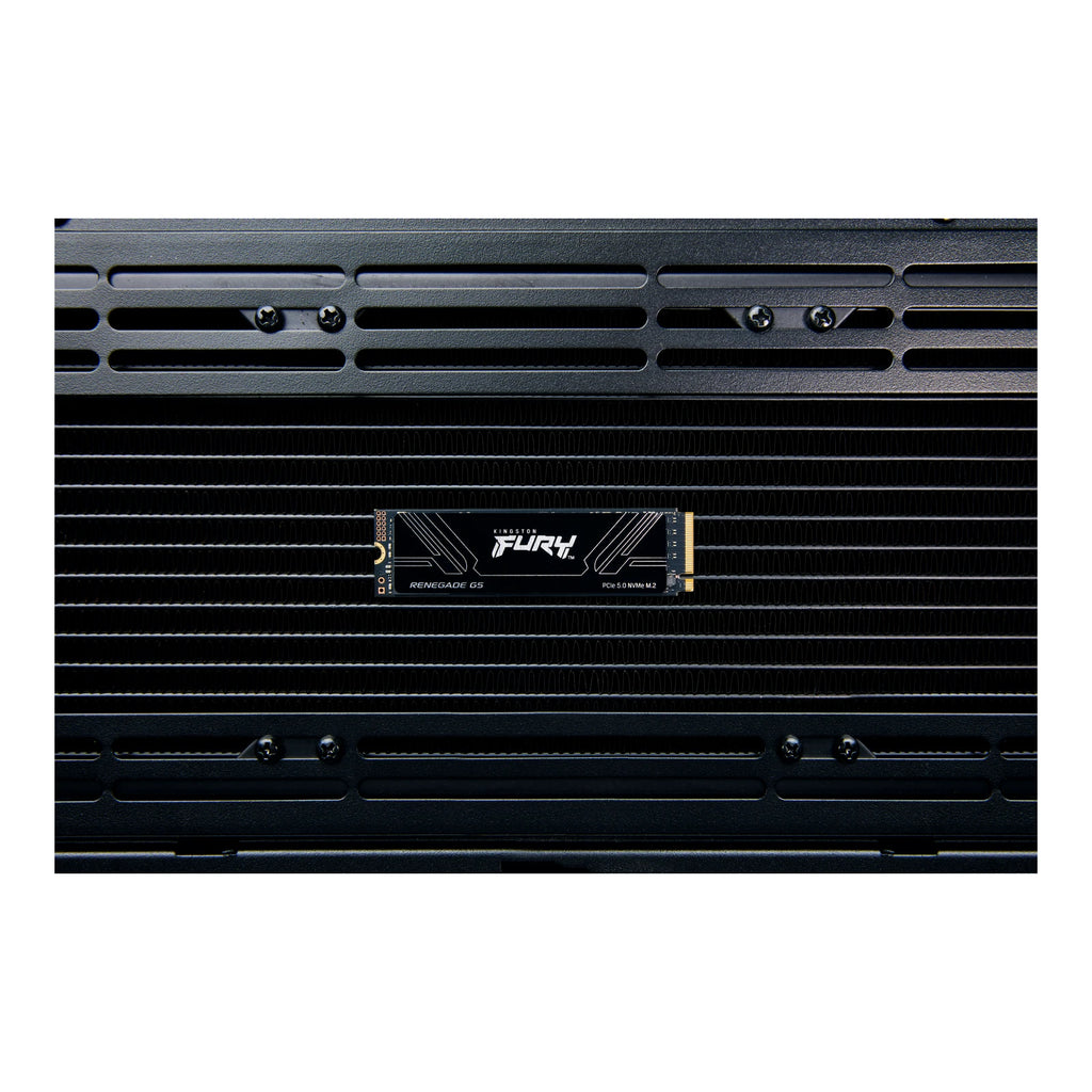 Kingston FURY Renegade G5 2 To — mise en situation 2 du SSD sur fond blanc carré — réf. SFYR2S/2T0