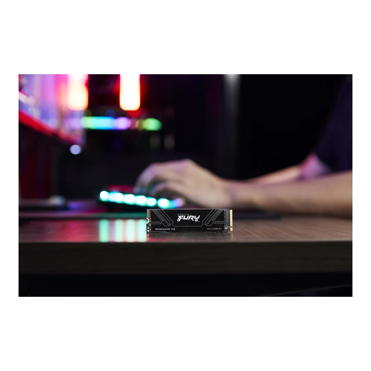 Kingston FURY Renegade G5 2 To — mise en situation 5 du SSD sur fond blanc carré — réf. SFYR2S/2T0