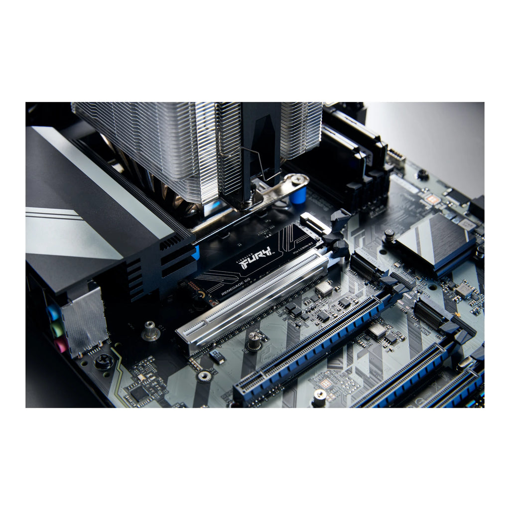 Kingston FURY Renegade G5 4 To — mise en situation 3 du SSD sur fond blanc carré — réf. SFYR2S/4T0