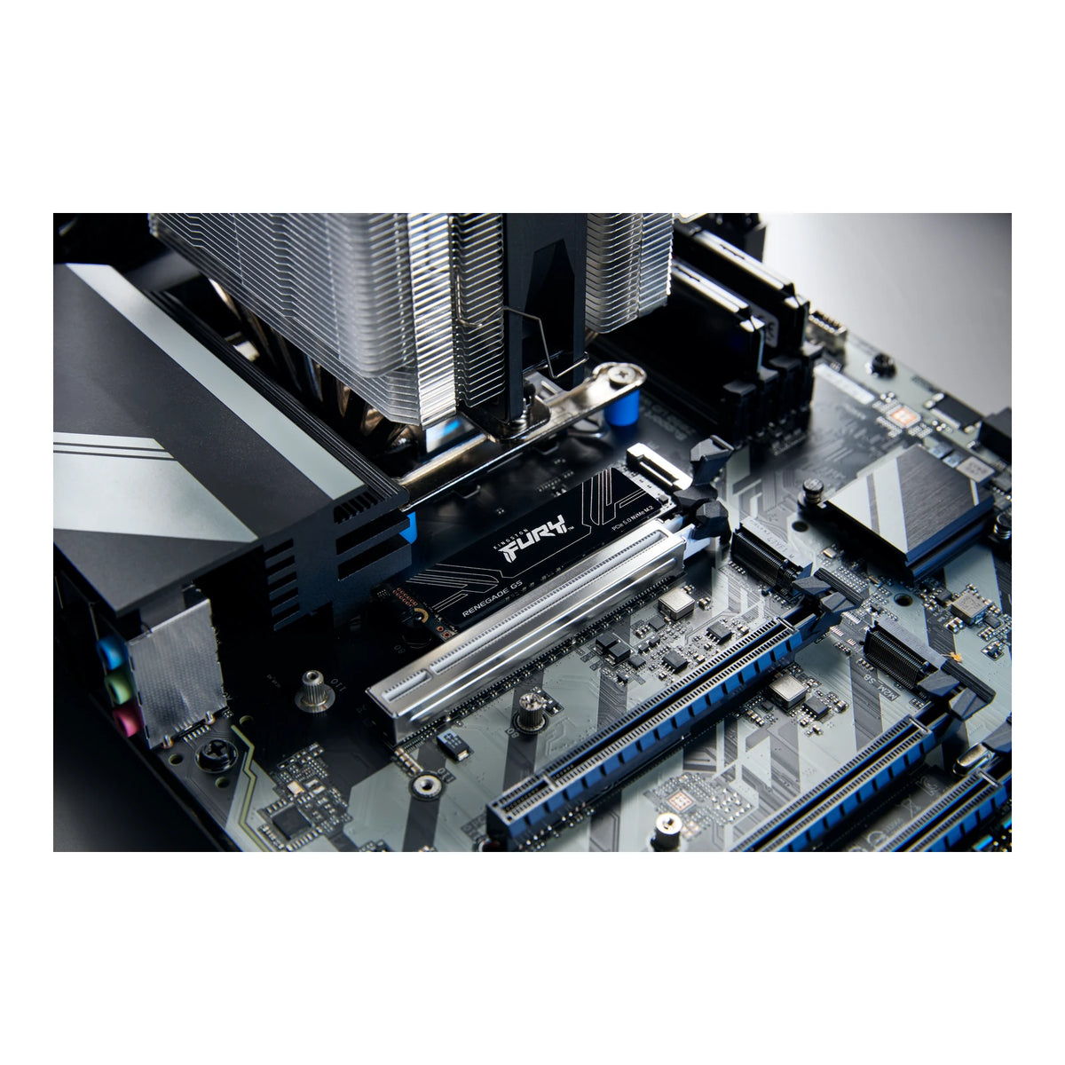 Kingston FURY Renegade G5 4 To — mise en situation 3 du SSD sur fond blanc carré — réf. SFYR2S/4T0