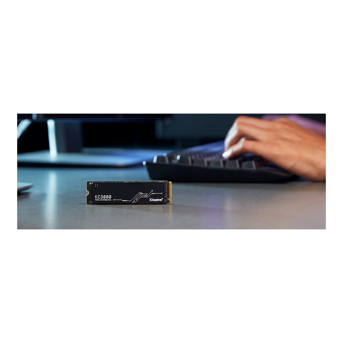 Kingston KC3000 2 To — vue produit 6 du SSD sur fond blanc carré — réf. SKC3000D/2048G
