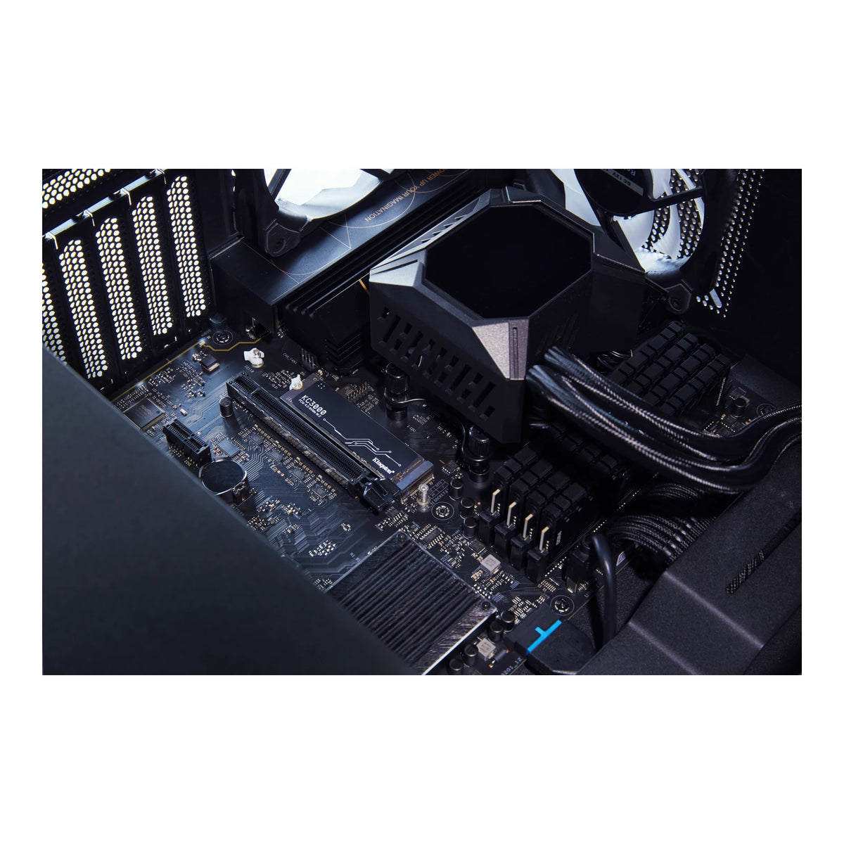 Kingston KC3000 2 To — vue produit 9 du SSD sur fond blanc carré — réf. SKC3000D/2048G