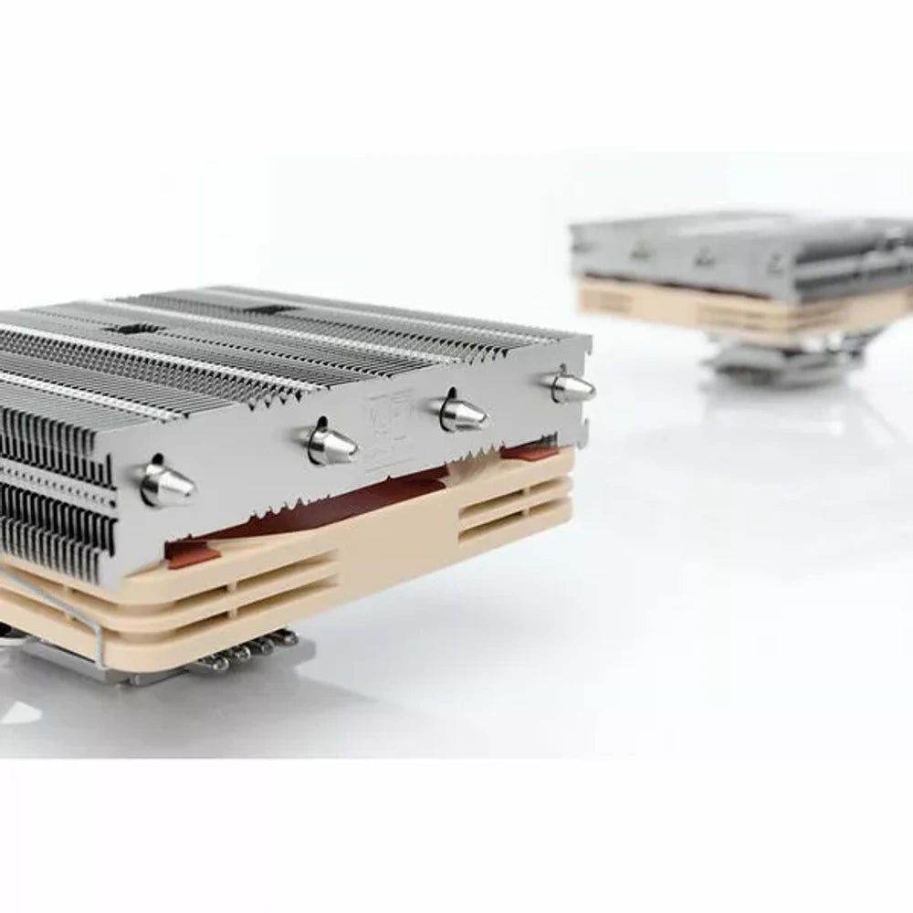 Noctua NH-L12S Low Profile — vue produit 3 du ventirad CPU sur fond blanc — réf. NH-L12S