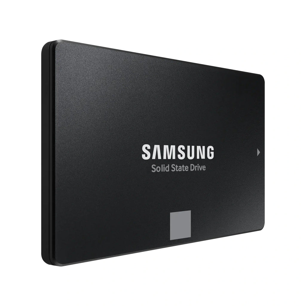 Samsung 870 EVO 1 To — vue en perspective gauche du SSD SATA 2,5 pouces sur fond blanc carré — réf. MZ-77E1T0B/EU