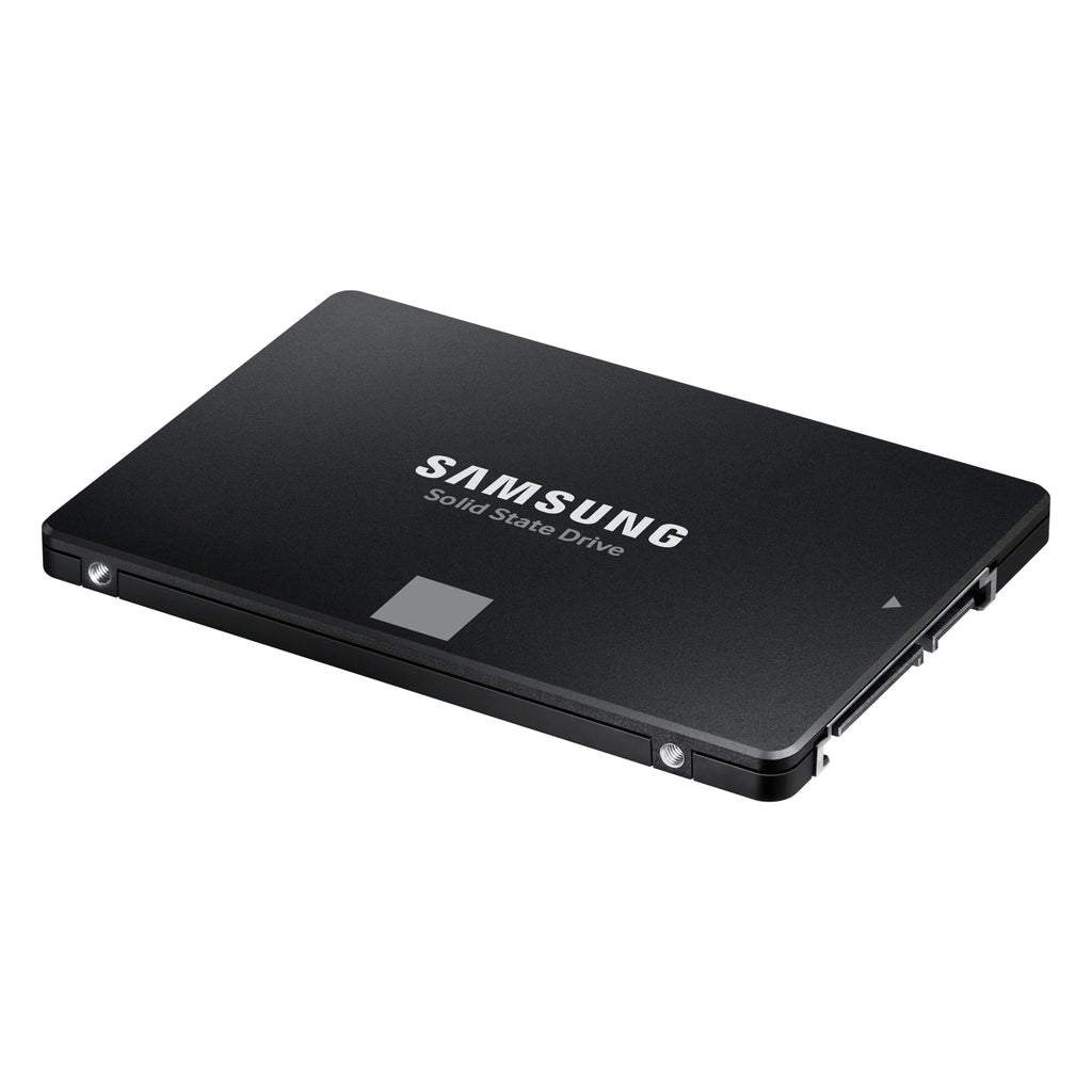 Samsung 870 EVO 1 To — vue dynamique du SSD du SSD SATA 2,5 pouces sur fond blanc carré — réf. MZ-77E1T0B/EU