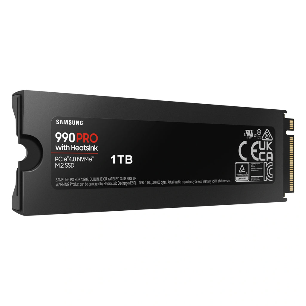 Samsung 990 PRO 1 To avec dissipateur — vue en perspective gauche côté étiquette du SSD M.2 NVMe PCIe 4.0 x4 sur fond blanc carré — réf. MZ-V9P1T0GW